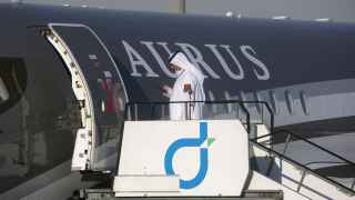 Самолет в Дубае представили рядом с другими транспортными средствами бренда Aurus — вертолетом «Ансат» и лимузином «Сенат».