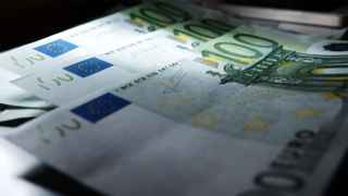 Россияне продолжают скупать доллары и евро