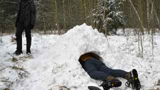В рамках интенсивного курса по технике выживания украинских граждан также научили строить убежища из снега
