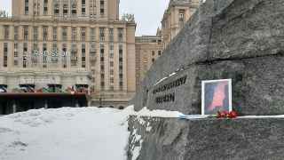 Памятник Тарасу Шевченко перед гостиницей «Украина» в Москве