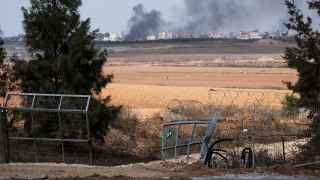 Разбитые ворота кибуца Кфар-Аза на юге Израиля, через которые проникли палестинские боевики