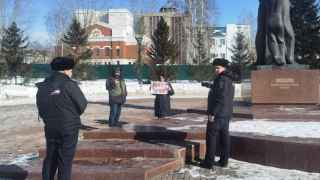 Одиночный антивоенный пикет в день третьей годовщины с начала войны в Украине в Барнауле, 24 февраля 2025 года