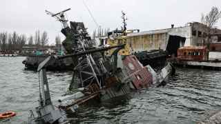 Потопленный корабль на территории Мариупольского морского торгового порта.