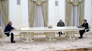 Длинный стол фигурирует в переговорах Путина с лидерами иностранных государств не впервые. За ним российский президент встречался с иранским лидером Ибрахимом Раиси в январе. Тогда это также объяснили необходимостью социальной дистанции.