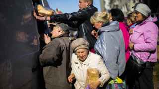 Раздача гуманитарной помощи в Харьковской области
