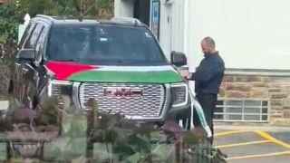 Голливудская звезда Джейсон Стэтем водружает флаг Палестины себе на машину