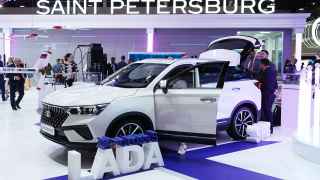 Автомобиль Lada X-Cross 5 на выставке.

Автомобиль Lada X-Cross 5, который является копией китайского автомобиля, производится на бывшем заводе Nissan под Санкт-Петербургом