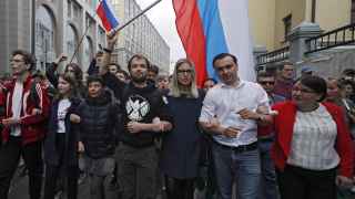 Соратники оппозиционного политика Алексея Навального Любовь Соболь и Иван Жданов (вторая и третий справа) во время митинга за честные выборы в Москве летом прошлого года.