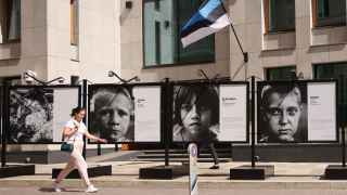 Уличная фотовыставка «Дети Донбасса» у здания посольства Эстонии в Москве