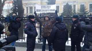 Митинг солидарности с Майданом у посольства Украины