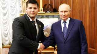 Путин поздравил сына Кадырова со свадьбой после избиения чеченскими силовикам военного полицейского в Белгородской области