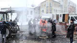 На месте прорыва трубы в Нижнем Новгороде идут ремонтные работы.