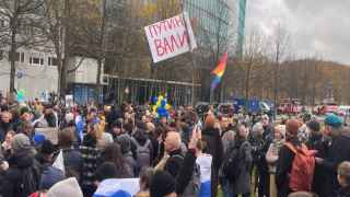 Если Путин помирится, то останется, а валить придется несогласным