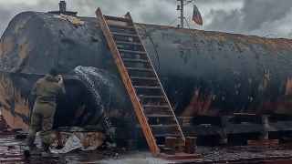 По версии следствия, 2 октября на реке Ангара разорвалась поврежденная цистерна на борту транспортной баржи Приангарского лесоперерабатывающего комплекса.