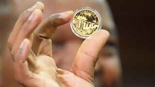 В Зимбабве для борьбы с инфляцией ввели в обращение золотые монеты