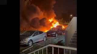 Сгоревшие в результате падения дронов автомобили в Зеленограде