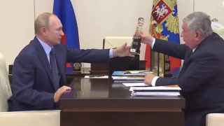 Хрустальная бутылка, которая принесла Игорю Сечину (справа) миллиарды рублей из бюджета (распорядитель Владимир Путин – слева)