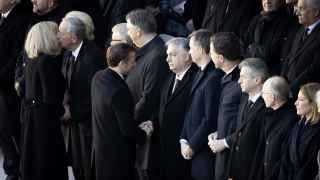 Виктор Орбан (в центре, пожимает руку Эмманюэлю Макрону) был приглашен на похороны Жака Делона, одного из творцов нынешнего ЕС, хотя комментаторы и сочли приглашение евроскептика и «друга Путина» странным решением