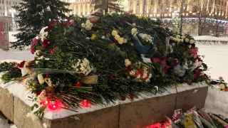 стихийны мемориал памяти Навального у Соловецкого камня в Москве