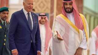 Американцы (слева — президент Джо Байден) вымаливали у саудовцев (справа — Мухаммед бен Салман) увеличение добычи нефти