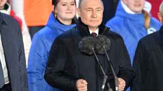 Владимир Путин держит кулачки