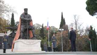 Имперская травма не дает покоя российским властям. Александр Третий (памятник) и Владимир Путин (не сразу заметен, второй справа)