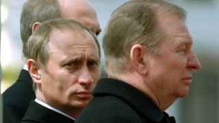 Леонид Кучма (справа, в профиль): «Я был одним из первых лидеров, кто имел дело с настоящим Путиным (в центре). 20 лет назад мне пришлось организовывать оборону первой украинской территории, на которую посягнула Россия, — косы Тузла»