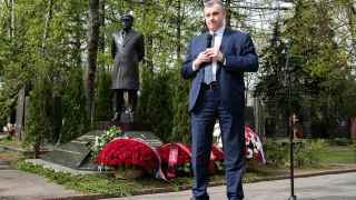 Леонид Слуцкий (на переднем плане) постепенно проигрывает наследство Владимира Жириновского (памятник)