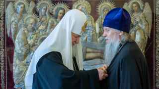 Гонения на митрополита Иоафана (справа) дали много информационных козырей в руки России