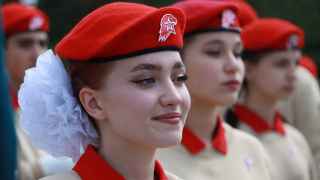 Традиционные ценности можно насаждать и через вовлечение во взрослую жизнь школьниц