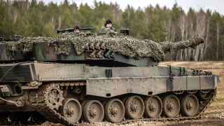 Украинские солдаты на танке Leopard 2 A4 во время учений