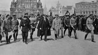 Владимир Ленин (в центре) в 1918 году перевез столицу нового большевицкого государства в Москву, что символизировало возврат к дремучей допетровской Московии
