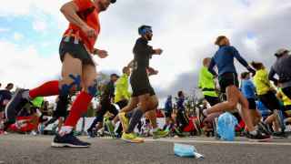Участники марафона должны были носить лицевые маски в зоне старта гонки и после финиша, но во время забега маски не надевали.
