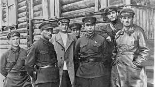 Чекистские знаменитости, аналогов которым в путинском режиме нет (пока?): Нафталий Френкель (справа) и Борис Берман (третий справа)