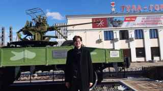 Кевин Лик на фоне мемориального бронепоезда