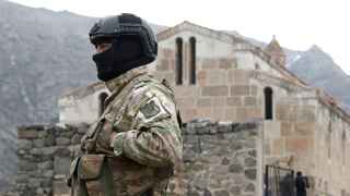 Азербайджанский военнослужащий на территории монастыря Агаоглан в Лачинском районе