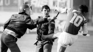 Конфликт хорватов и сербов проявился не только в языке, но и в футболе: печально знаменитый удар по сербу-полицейскому хорватской футбольной звезды Звонимира Бобина (№10) 