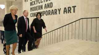 Зельфира Трегулова (справа) показывает президенту Путину (в центре) сомнительную выставку – современного искусства