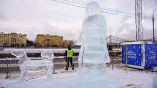 Ледяные шедевры создают команды-участницы из Финляндии, Италии, Белоруссии и России 