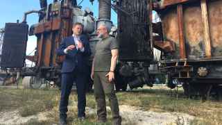 Министр энергетики Великобритании Грант Шеппс с министром энергетики Украины Германом Галущенко (справа) у взорванных трансформаторов на украинской электростанции