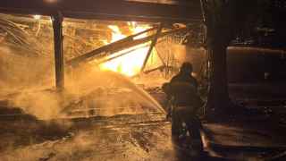 Пожар на попавшем под обстрел НПЗ в Полтавской области