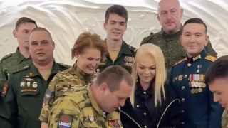 Война все спишет, в том числе и долги Ларисы Долиной (в центре, потупив взор)