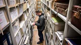 Сотрудник осматривает архивные документы в офисе правозащитной группы "Мемориал" в Москве.