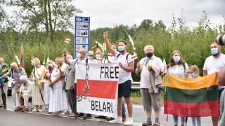 Участники образовали живую цепь протяженностью 30 километров от Вильнюса до границы с Беларусью.