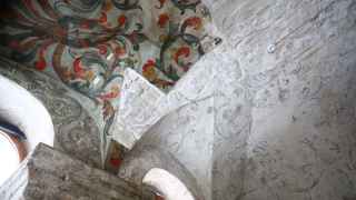 В нескольких местах реставраторы специально оставили разные варианты росписи стен собора, от оригинальных до более поздних