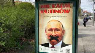 Плакат на автобусной остановке в Польше: «Не кормите Путина! Не покупайте энергию у деспотов»