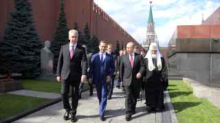 Слева направо: Иосиф Сталин (бюст у стены), Сергей Собянин, Дмитрий Медведев, Владимир Путин, патриарх Кирилл