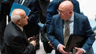 Постоянные представители при ООН Палестины Рияд Мансур и России Василий Небензя (слева направо) на заседании Совета Безопасности ООН по обострению палестино-израильского конфликта
