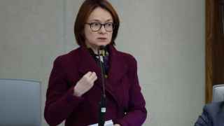 Эльвира Набиуллина – мастерица выразить отношение к ситуации через внешний вид. Прежде у нее были брошки, на сей раз она нарядилась буквально в пальто: экономика мерзнет