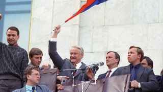 Разбогатевшая элита потеряла бы власть, если бы демократически избранный Борис Ельцин не назначил своим преемником офицера КГБ